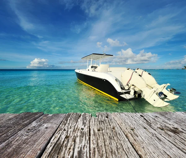 Vacker strand med motorbåt — Stockfoto