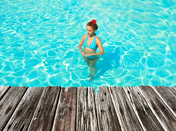 Chica en piscina — Foto de Stock