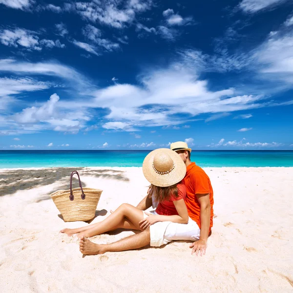 Casal em uma praia em Seychelles — Fotografia de Stock