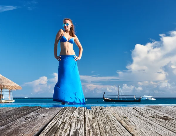 Donna in gonna a bordo piscina — Foto Stock