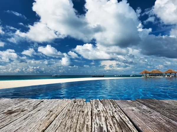 Piscina e velho cais de madeira — Fotografia de Stock