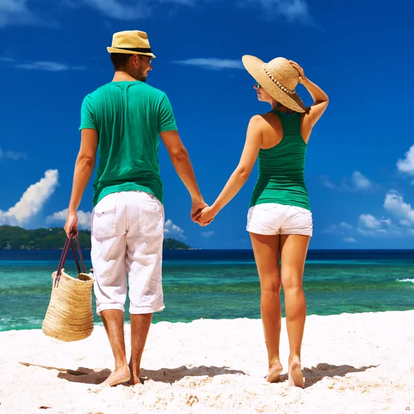 Seyşel Adaları, bir plajda couple — Stok fotoğraf