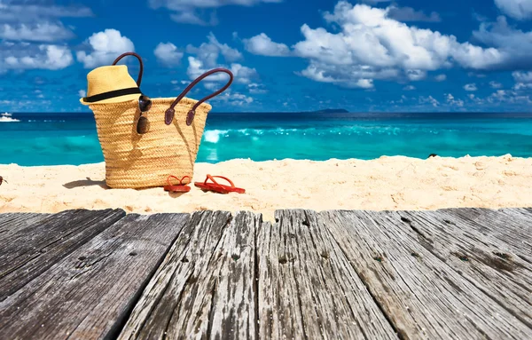 Hermosa playa con bolsa en Seychelles — Foto de Stock