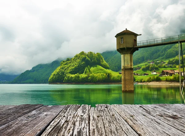 Belo lago de montanha esmeralda na Suíça — Fotografia de Stock