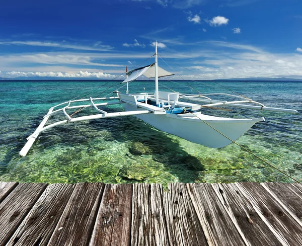 Bela praia com barco — Fotografia de Stock