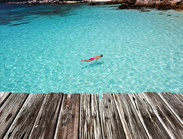 Snorkeling homem em água cristalina — Fotografia de Stock