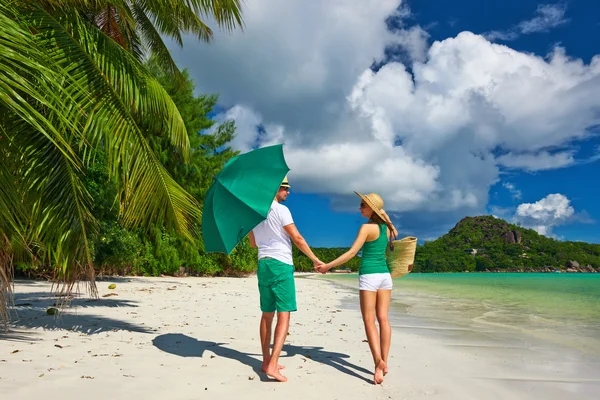Couple en vert sur une plage aux Seychelles — Photo