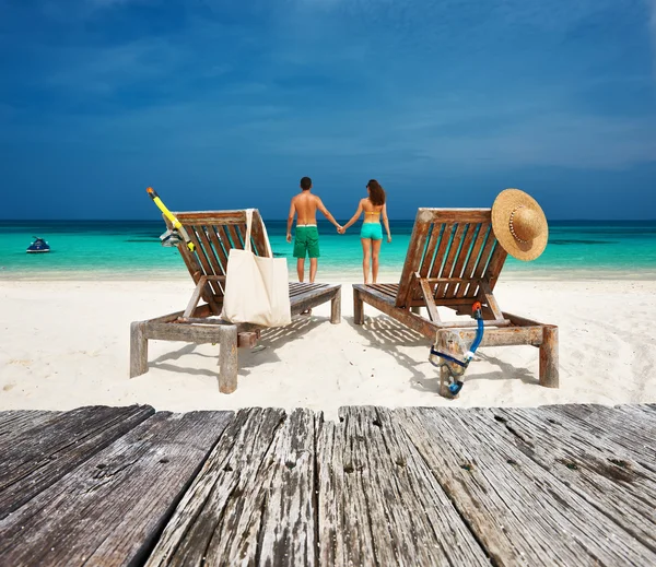 Par i grönt koppla av på en strand på Maldiverna — Stockfoto