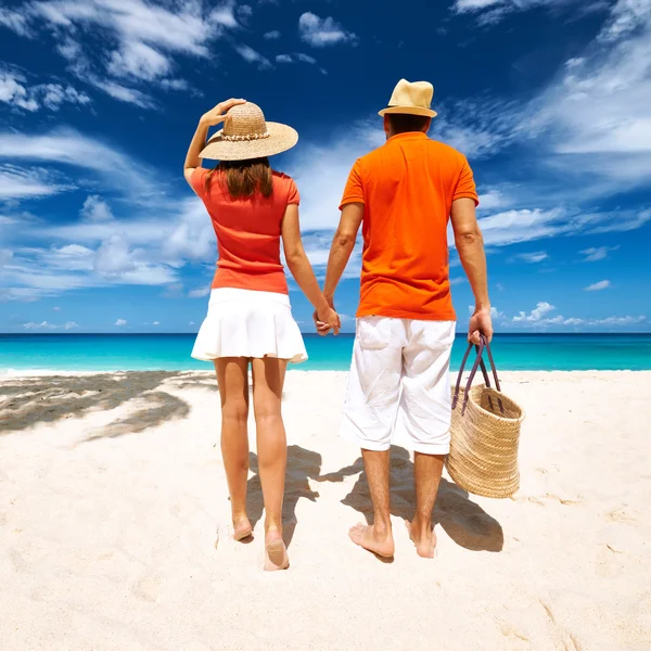 Casal em uma praia em Seychelles — Fotografia de Stock