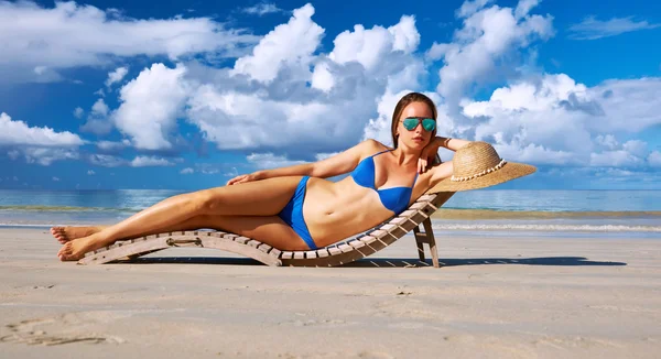 Женщина в бикини лежит на пляже — стоковое фото