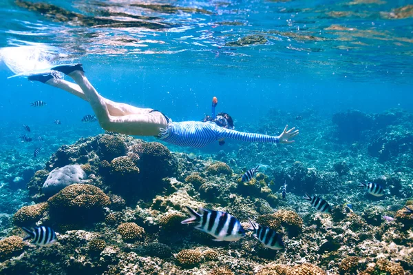 Donna con maschera snorkeling — Foto Stock