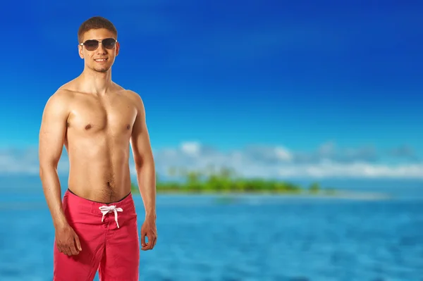 Man op het strand van Filipijnen — Stockfoto