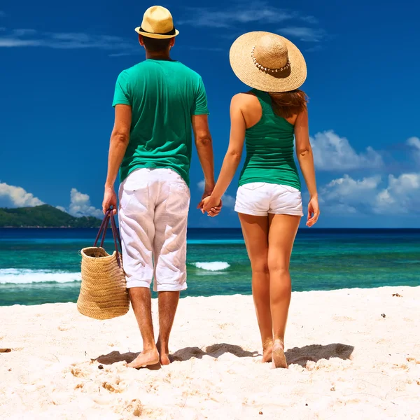 Couple on a beach at Seychelles — Stock Photo, Image