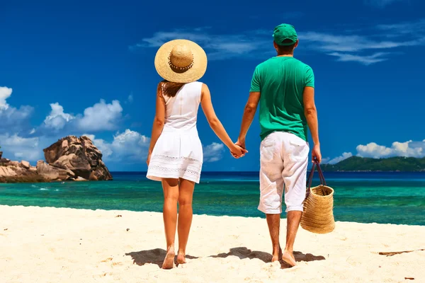 Pareja en una playa en Seychelles — Foto de Stock