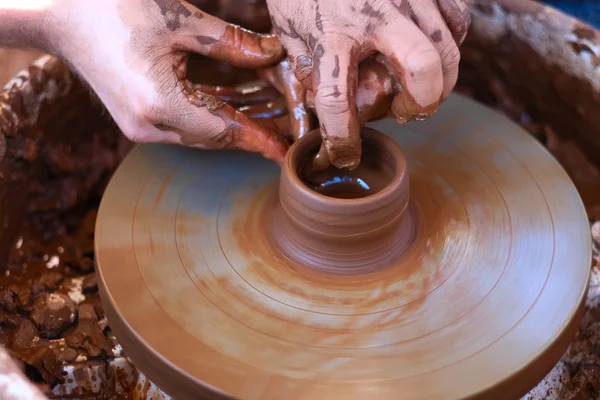 Hands working with clay — Stock Photo, Image