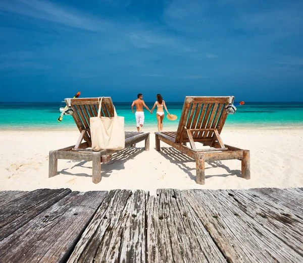 Couple in white relax on beach — Stock Photo, Image