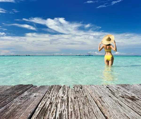 Ragazza sulla spiaggia tropicale — Foto Stock