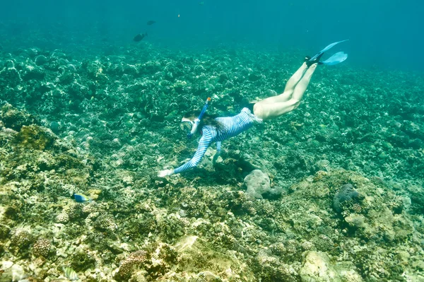 掩码浮潜的女人 — 图库照片