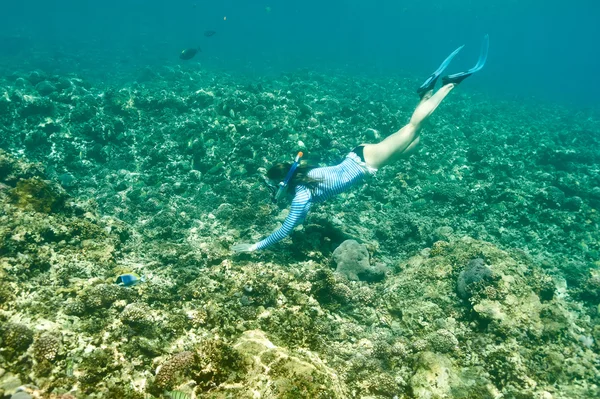 Donna con maschera snorkeling — Foto Stock