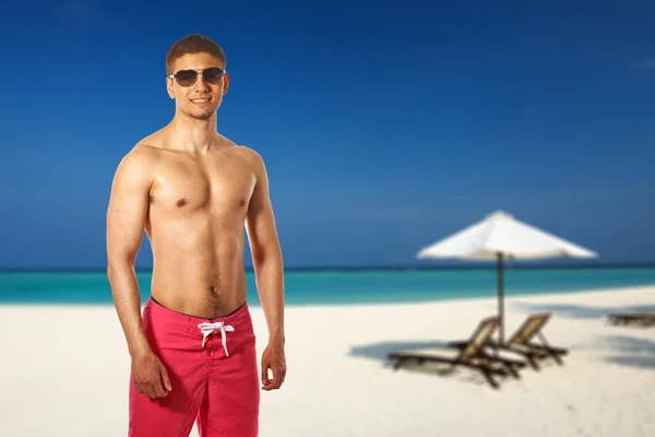 Homem na praia em Maldivas — Fotografia de Stock