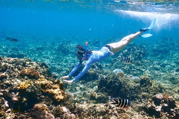 Donna con maschera snorkeling — Foto Stock