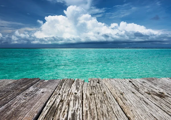 Kristálytiszta türkizkék víz trópusi tengerparton — Stock Fotó