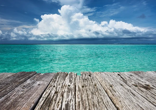 Kristallklares türkisfarbenes Wasser am tropischen Strand — Stockfoto