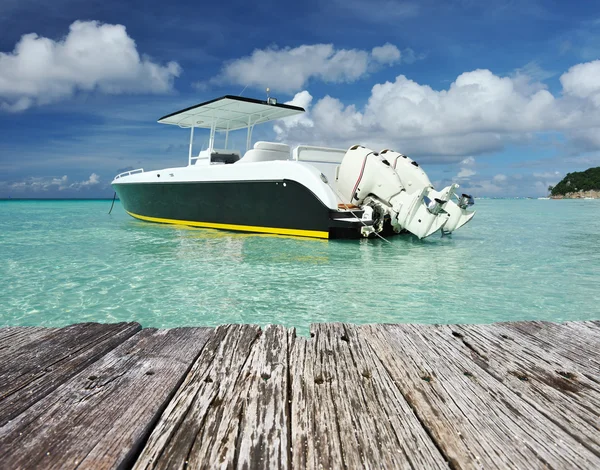 Vacker strand med motorbåt — Stockfoto