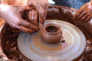 Çömlekçilik direksiyonda çalışan eller