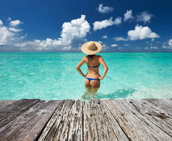 Mujer en bikini en la playa — Foto de Stock