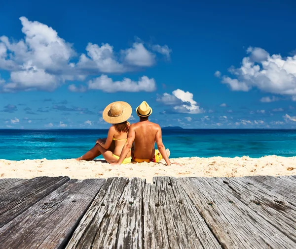 Couple on a beach at Seychelles — Stock Photo, Image