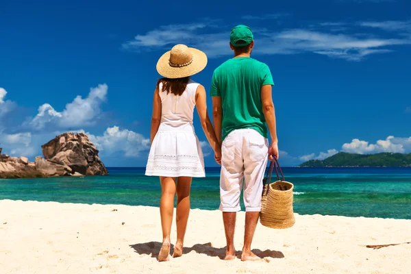 Pareja en una playa en Seychelles — Foto de Stock