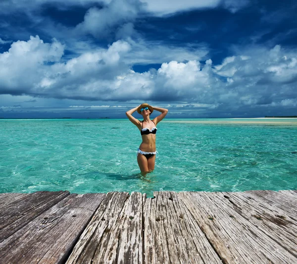 ビキニでビーチで女性 — ストック写真