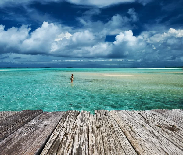 Mujer en bikini en la playa — Foto de Stock