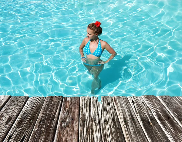 Chica en piscina — Foto de Stock