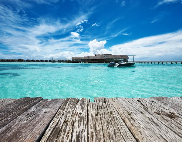 Belle île plage avec bateau à moteur — Photo