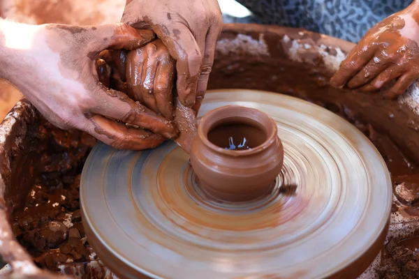 Tangan bekerja pada roda tembikar — Stok Foto
