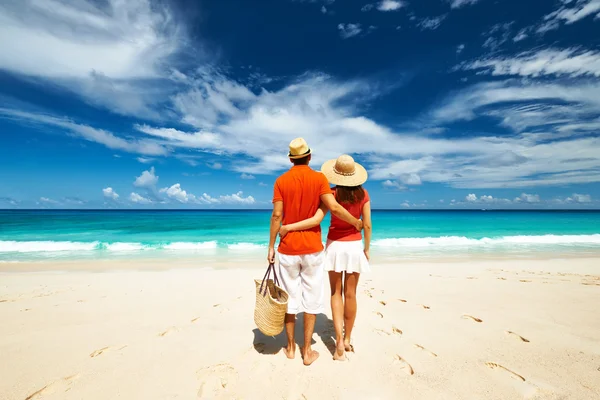 Pareja en una playa en Seychelles — Foto de Stock