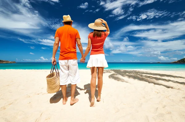 Casal em uma praia em Seychelles — Fotografia de Stock