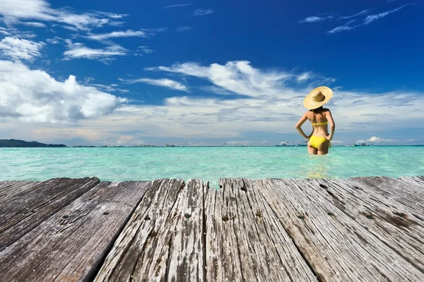 Menina em uma praia tropical — Fotografia de Stock