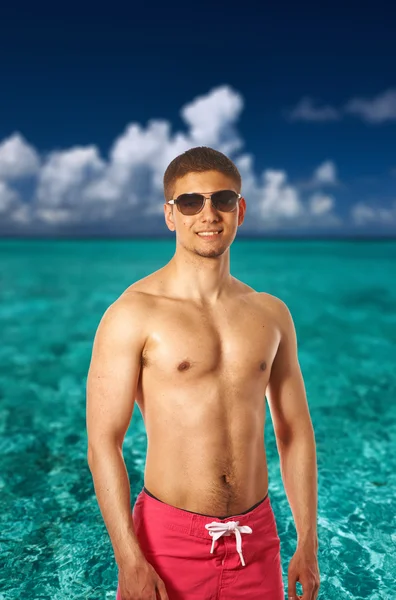 Man on tropical beach — Stock Photo, Image