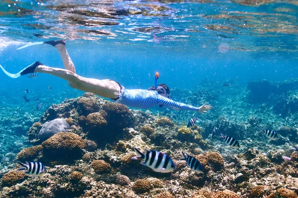 Woman with mask snorkeling — Stock Photo, Image