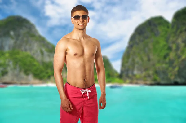 Uomo sulla spiaggia in Thailandia — Foto Stock