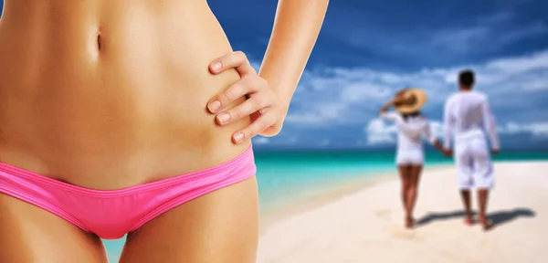 Mujer en la playa de Maldivas — Foto de Stock