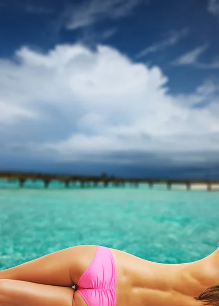 女性を美しいビーチの桟橋で — ストック写真