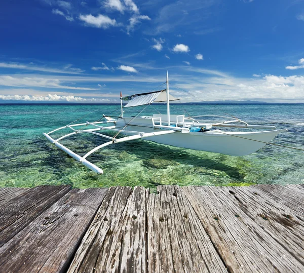 Bela praia com barco — Fotografia de Stock