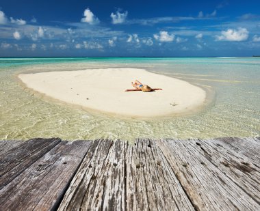 plajda bikinili kadın