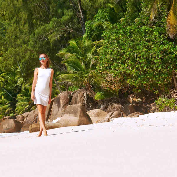 Frau trägt Kleid am Strand der Seychellen — Stockfoto