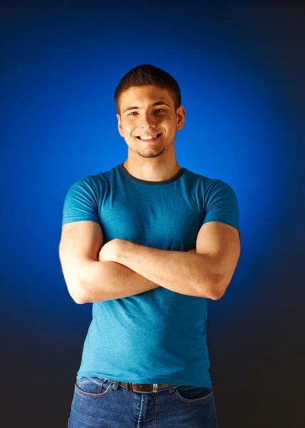 Portret van lachende man tegen blauw — Stockfoto