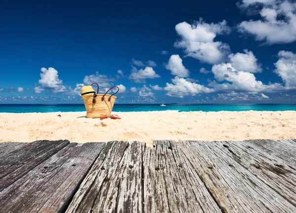 Пляж Мбаппе с сумкой на Сейшелах — стоковое фото